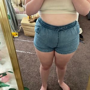 Small Universal Thread Jean Shorts